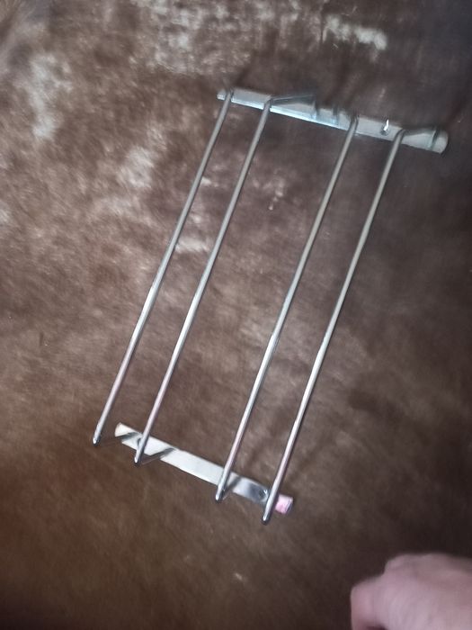 Wieszak podszafkowy na kieliszki