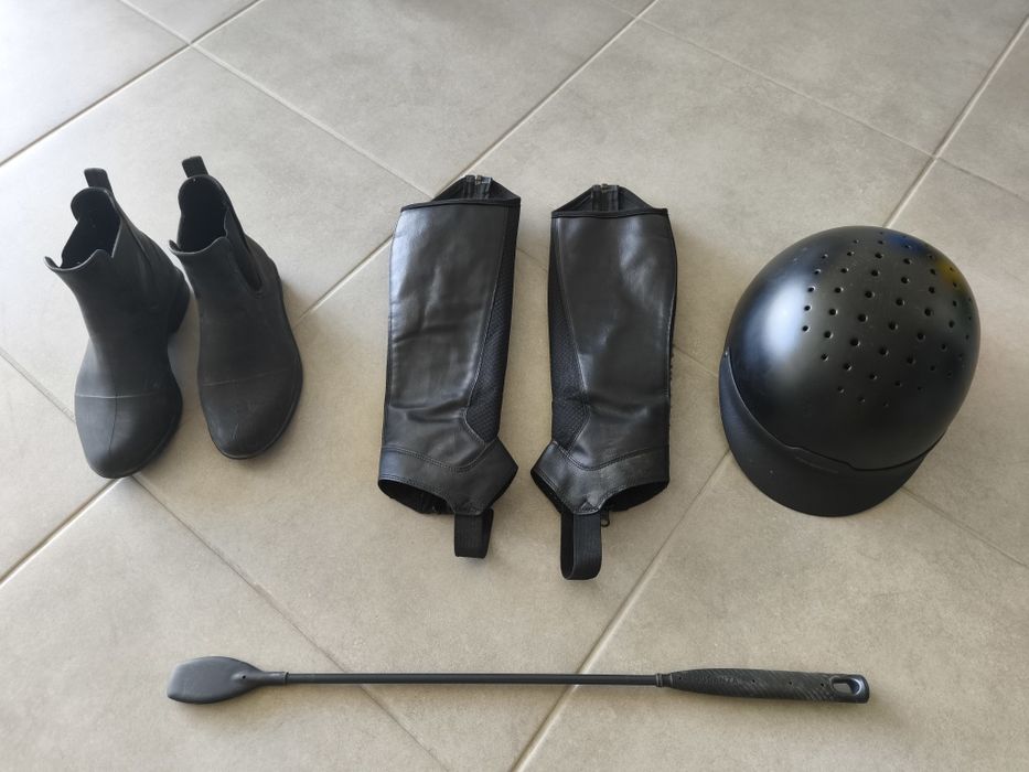 Conjunto de equitação (toque, botas, polainas e stick)