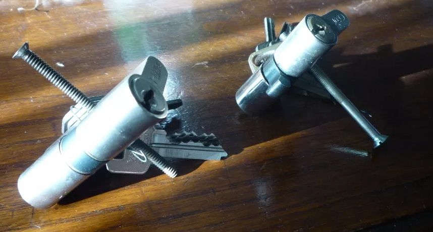 Puxadores+dobradiças+espelhos p/ armário+2 canhões p/ fechaduras