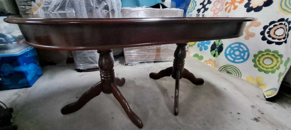 Mesa oval extensível de madeira