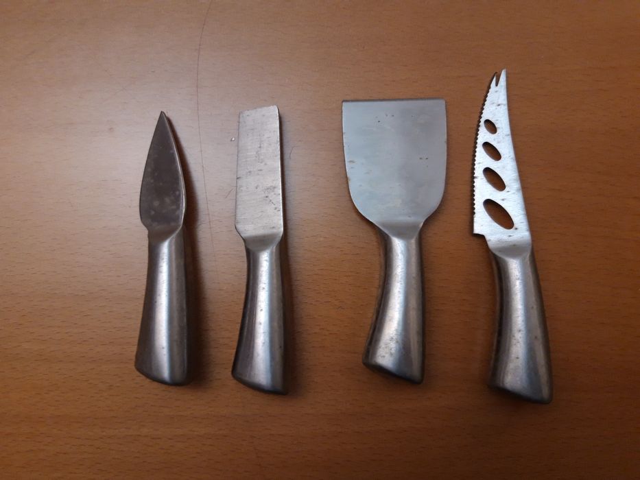 Pequenas facas de aço para cortar queijo
