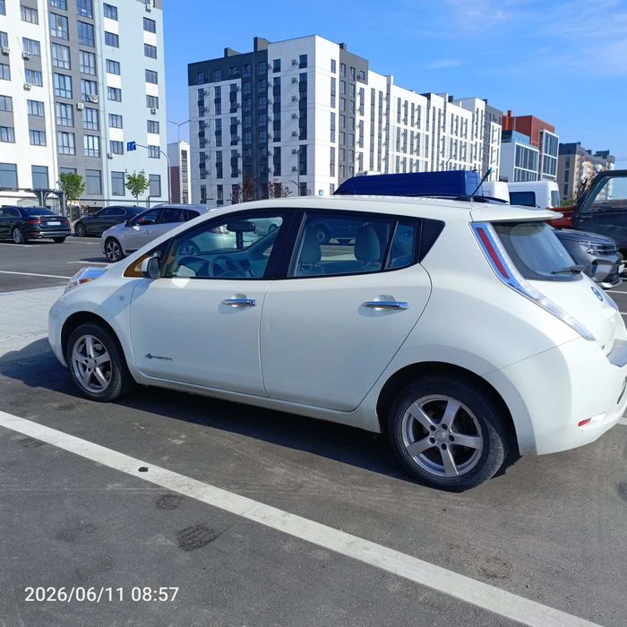 Автомобіль Nissan leaf.
