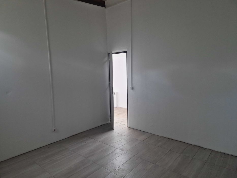 Aluga-se divisão para quarto.