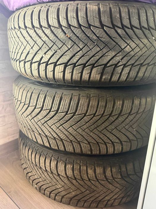 Conjunto de 4 Pneus com Jantes de Aço – 215/60 R16