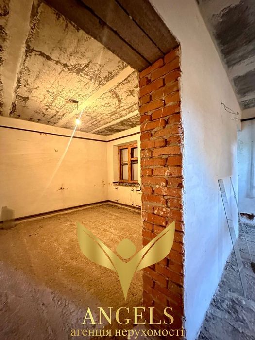 Продаж двоповерхового будинку із трьома гаражами та -1 поверхом