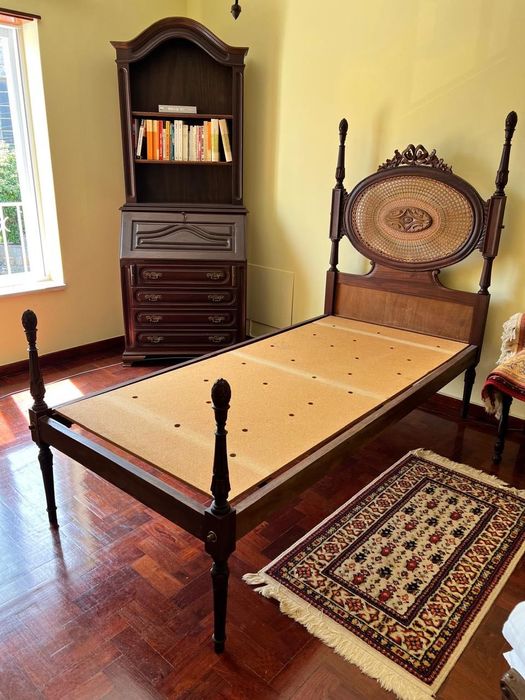 Cama solteiro palhinha e madeira trabalhada