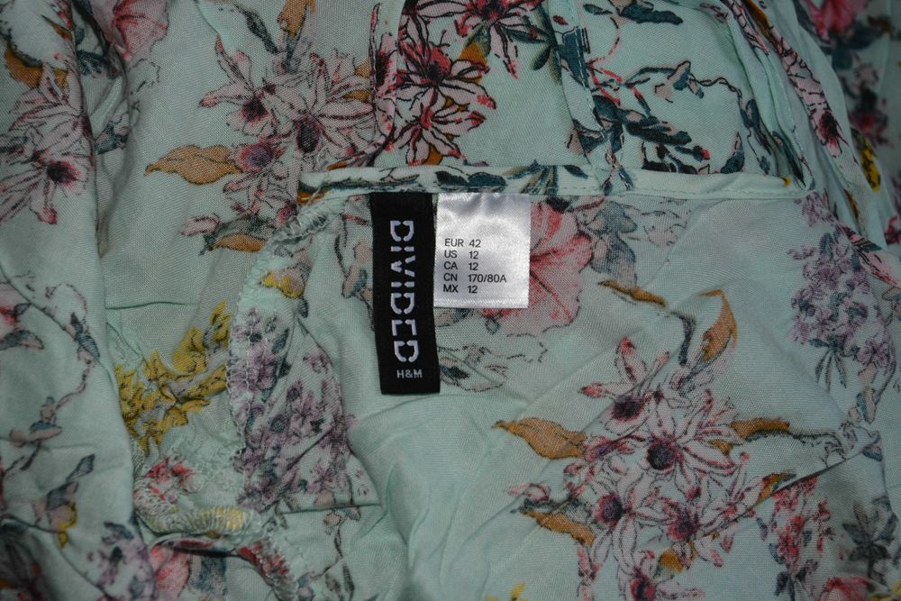 Miętowy kombinezon w kwiaty z ozdobnym tyłem H&M
