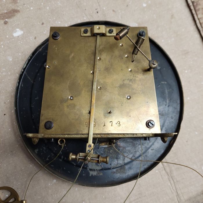 Piękny wagowy zegar.