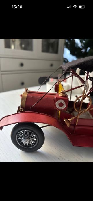 Replika auta w kolorze czerwonym