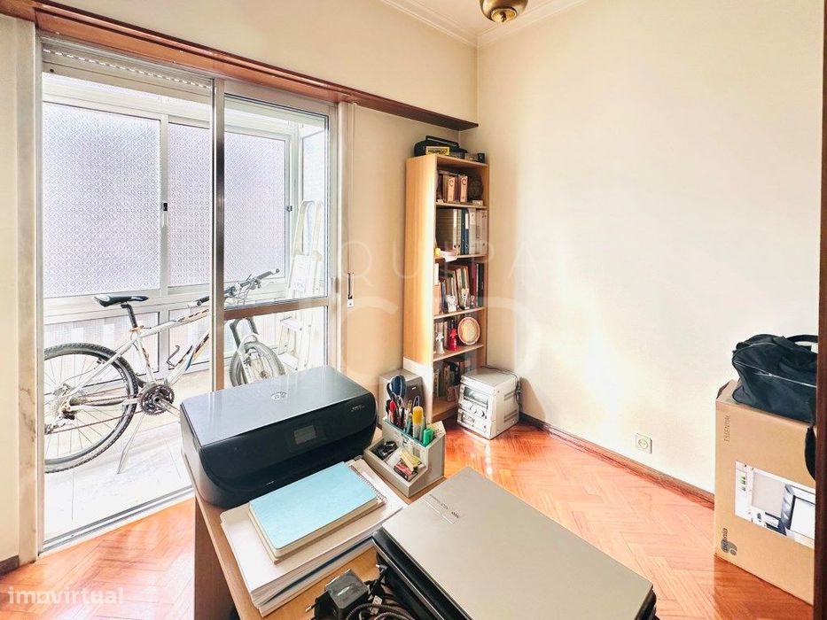 Apartamento T2 Renovado com Varanda e Elevador | Entrecampos, Lisboa