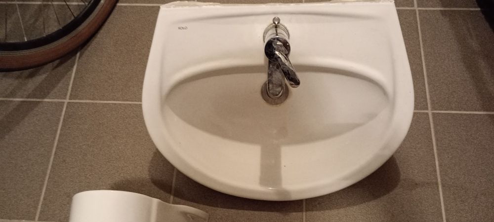 Umywalka z półpostumentem i kranem