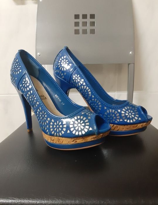 Vendo um par de sapatos
