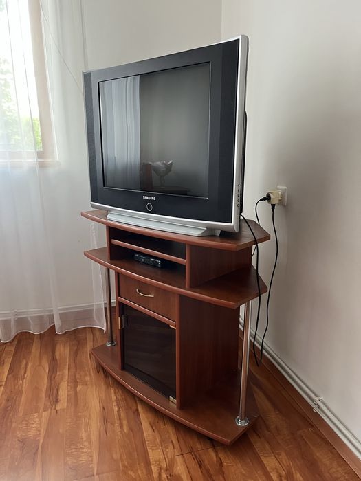 Продається телевізор і тумбочка