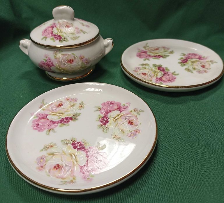 Conjunto de caixa e dois pratos, com 11 cm de diâmetro