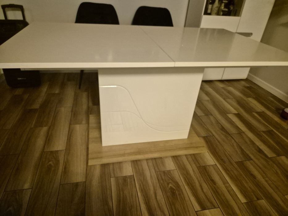 Stol  kolor bialy podstawa drewniana 140x90po rozlozeniu 200x9000