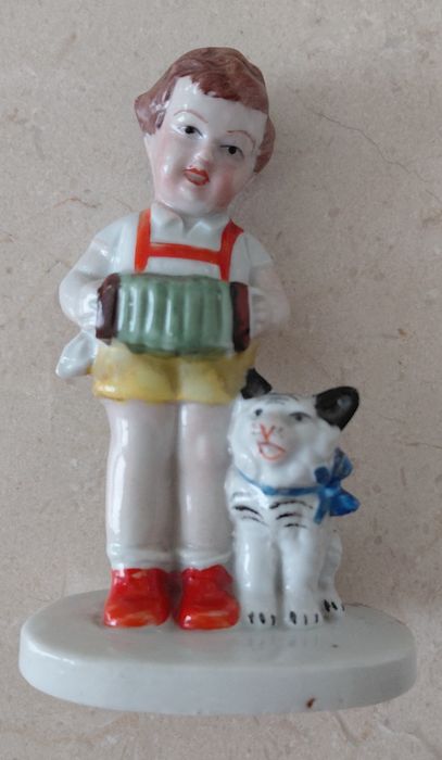 Rapaz e gato porcelana