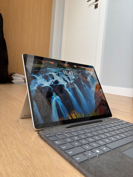 Surface Pro 9 wraz z klawiaturą oraz rysikiem platynowy laptop 2w1