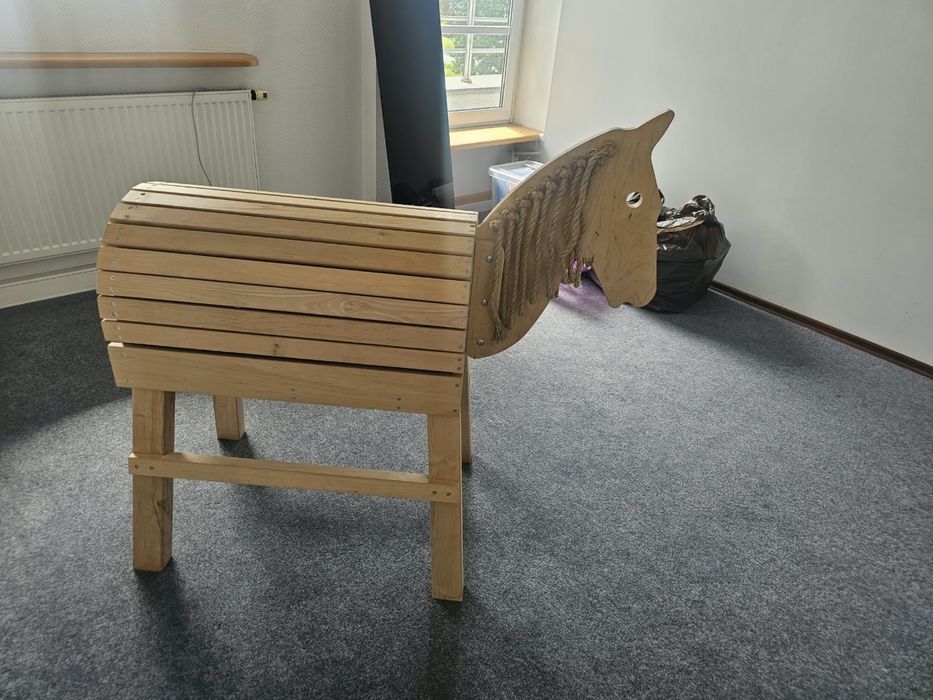 Zabawka drewniany kon do ogrodu na taras balkon
