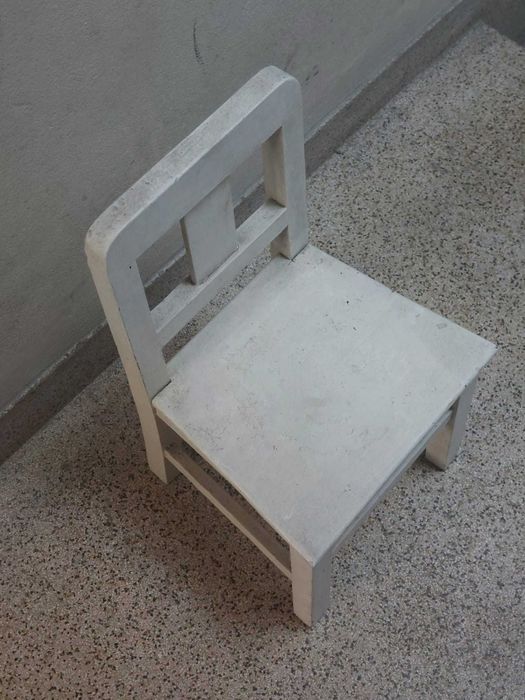 Cadeira pequena de madeira antiga