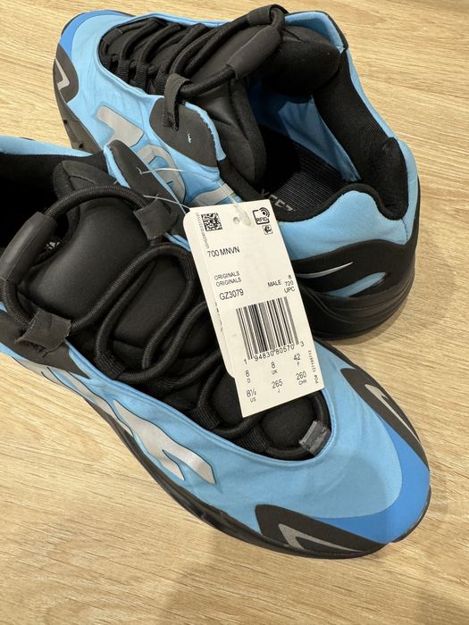 adidas Yeezy Boost 700 MNVN Bright Cyan 42 EU GZ3079