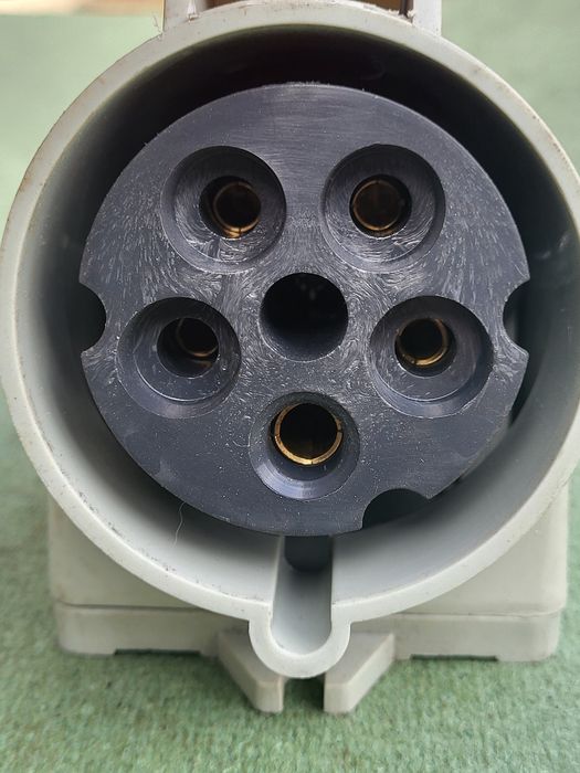 Gniazdo 3-fazowe 32A