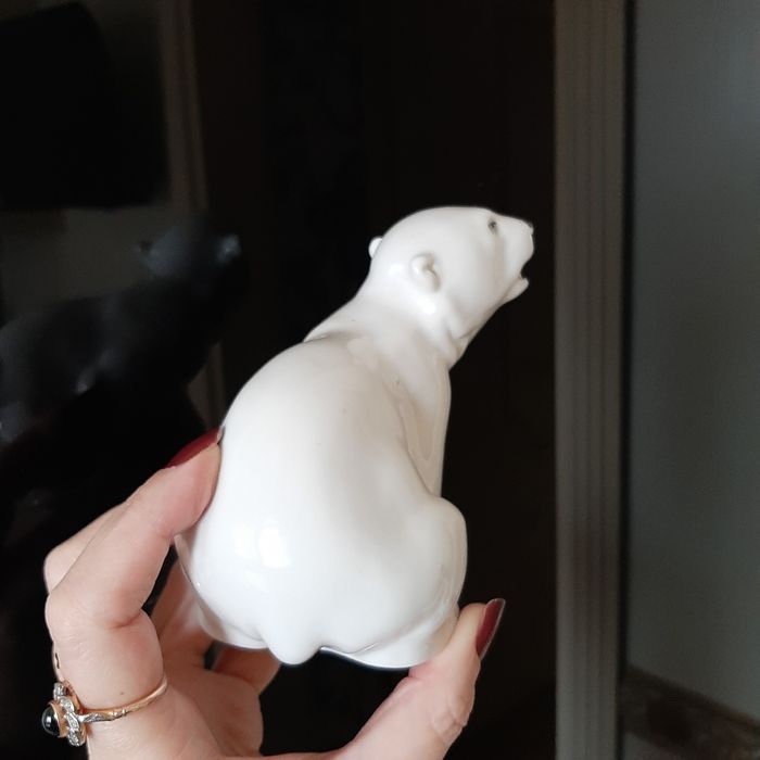 Фарфоровая статуэтка