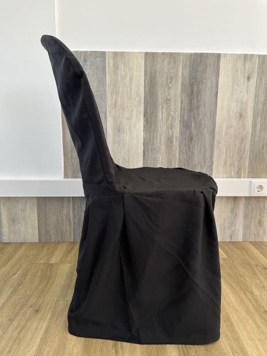 Cadeiras de resina com forras e almofada