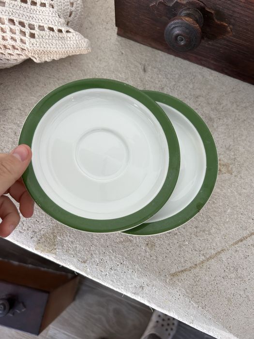 Chavenas de meia de leite e pires