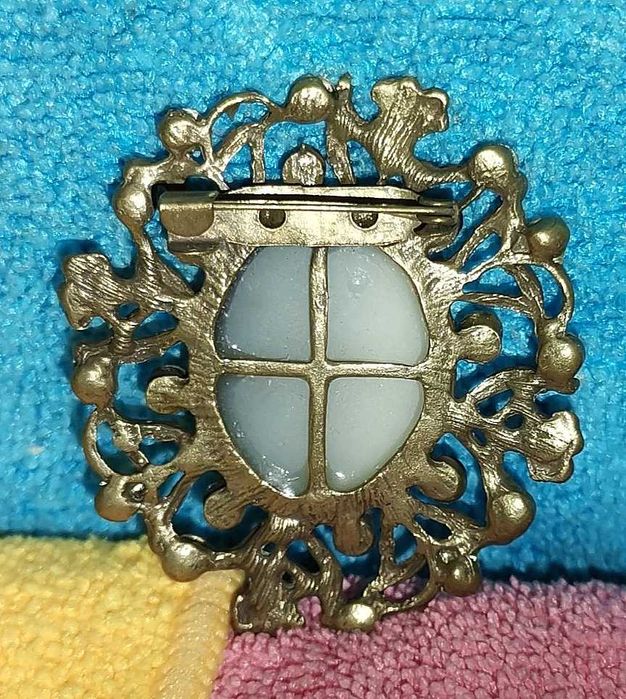 Broche Art Déco antigo em latão com strass e camafeu dos anos 30