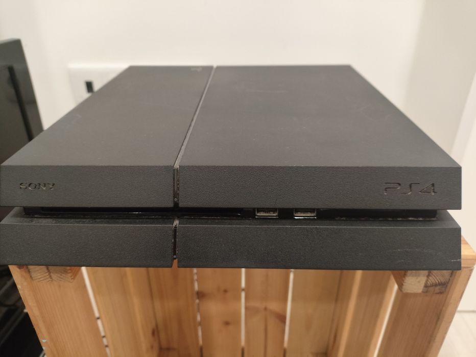 PlayStation 4 1TB. Como novo.com 2 comandos originais e 13 jogos, como na foto. Cabo HDMI e alimentação