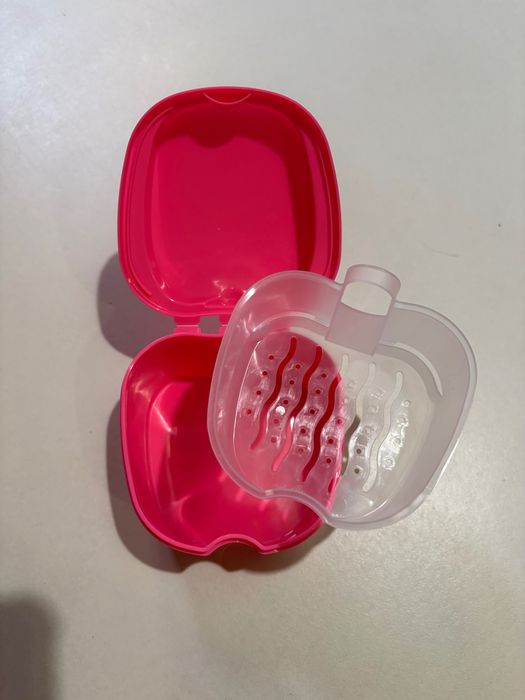 Футляр для зубних протезів або капи