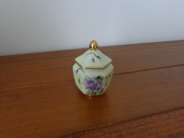 Pote em porcelana pintado à mão