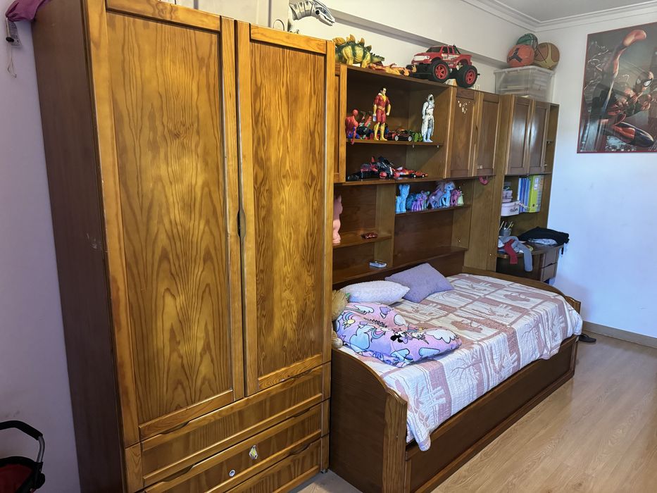 Guarda roupa + duas camas