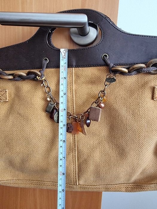 Mala em tons de castanho com adereços Misako