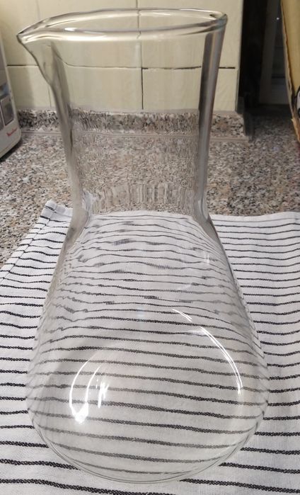 Jarro de vidro com tampa.