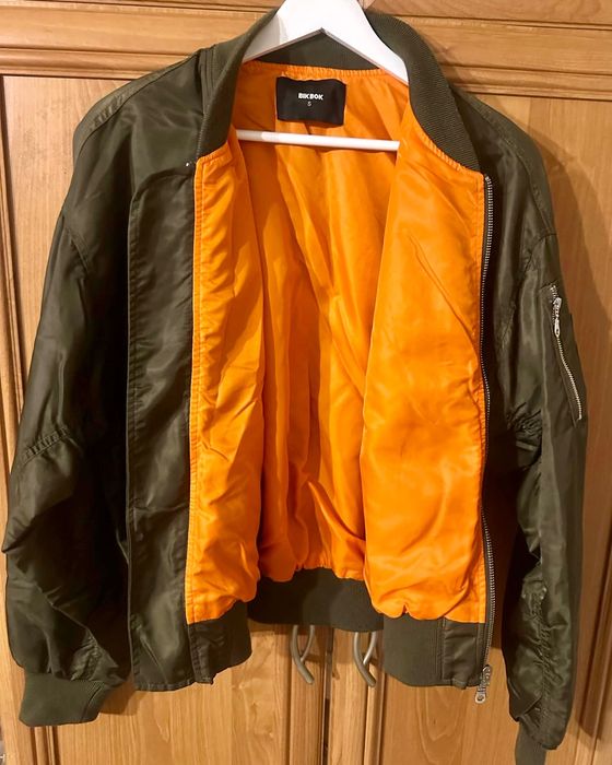 Kurtka  damska z naszywkami  na plecach khaki S