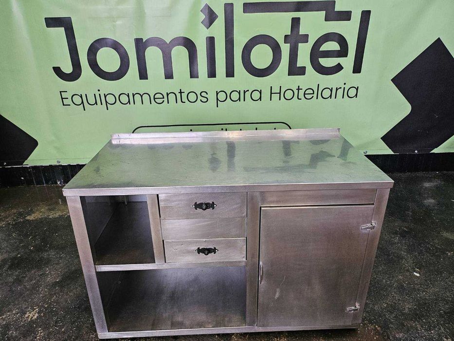 Bancada em inox com gavetas