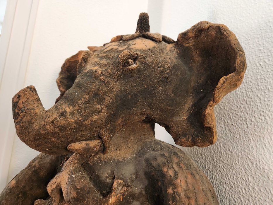 ESTATUA de Ganesh de terracotta, antiga de Índia
