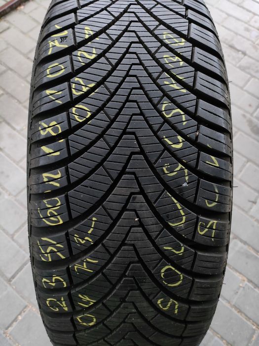 1x Kumho Solus 4S H32 SUV 235/60R18 107V 1 sztuka całoroczna