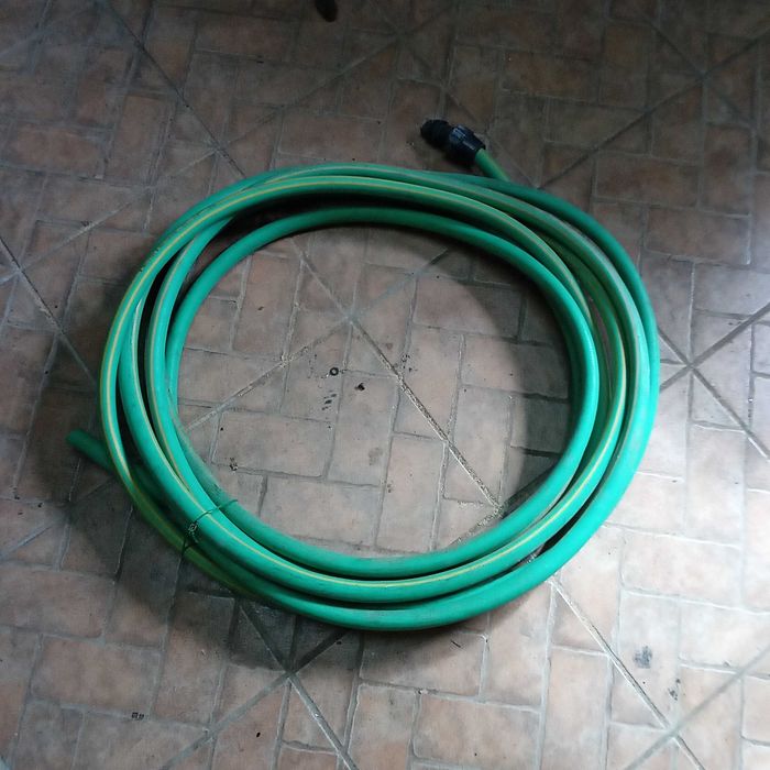 Mangueira  com cerca de 3 metros e outra mangueira verde com 4 metros