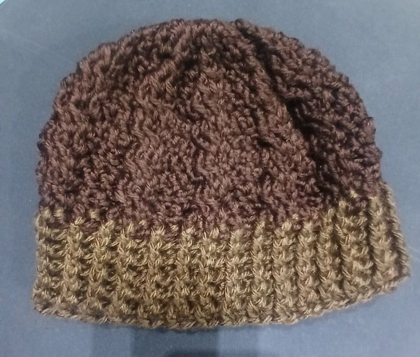 Gorro em dois tons de castanho