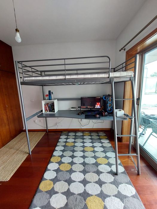 Cama elevada em metal com mesa