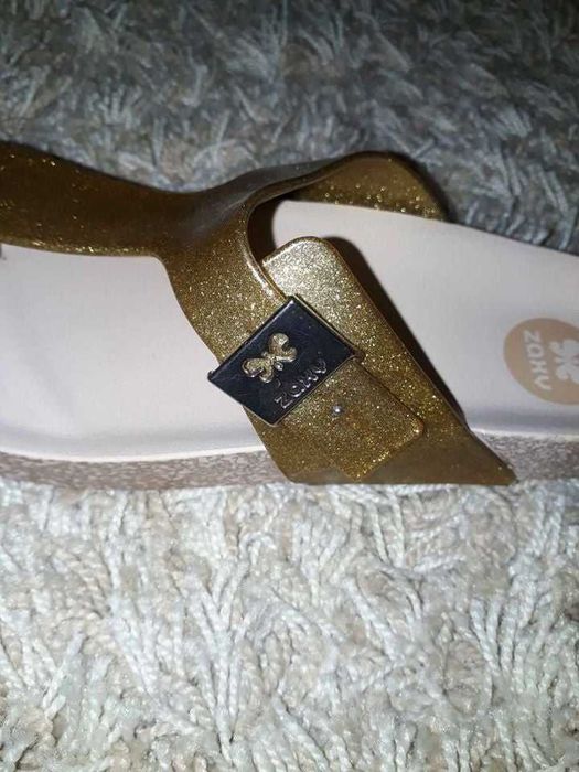 Chinelos douradas Zaxy novas com etiqueta