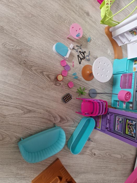Barbie wakacyjny domek + dwie torby lalek