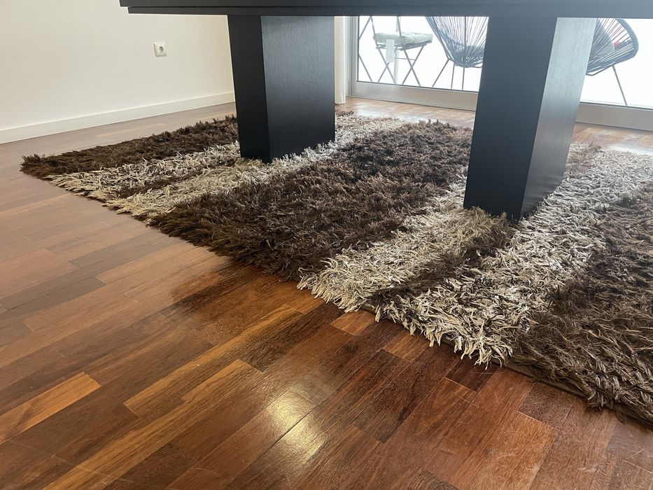 Tapete em tons de castanho e branco