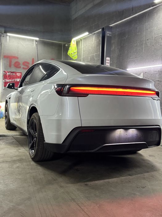 Тесла сервіс Cyberpunk ремонт Діагностика Tesla