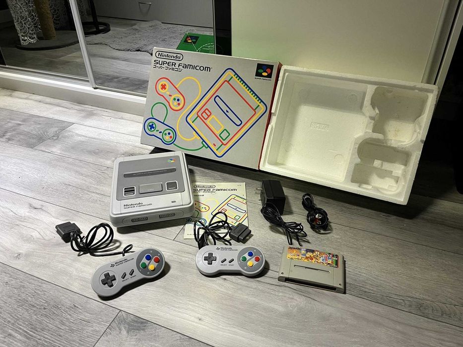 Nintendo Super Famicom (SNES) w pudełku
