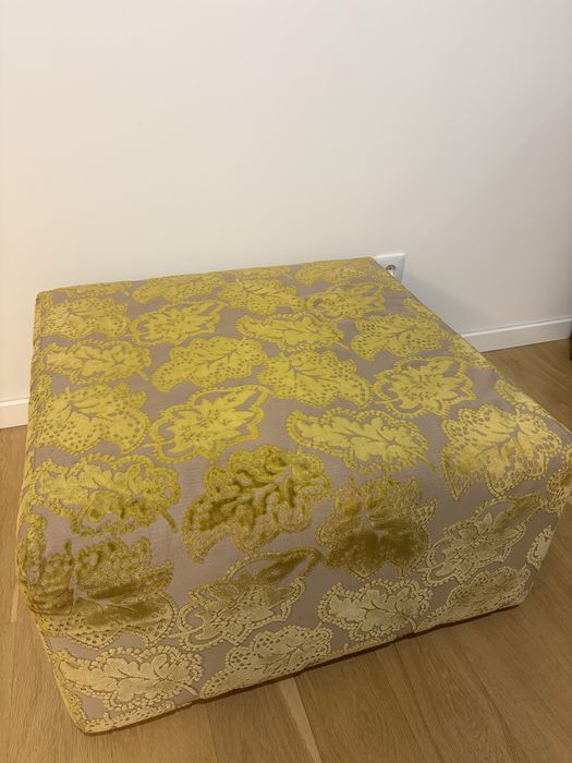 Puff de tecido estruturado com pés