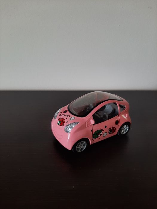 Różowe zabawkowe autko samochodzik z napędem