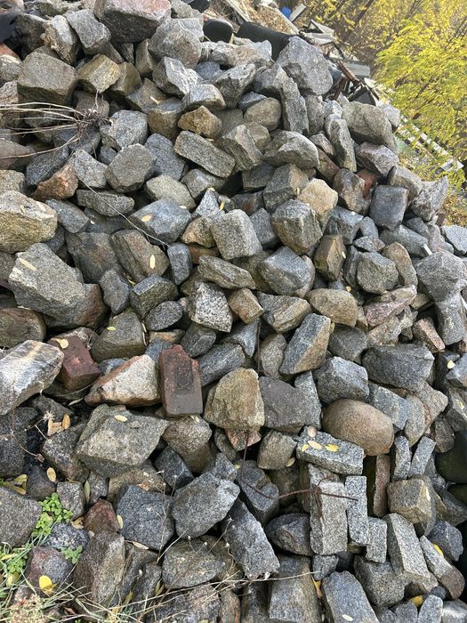 Камінь бутовий близько 10 тонн